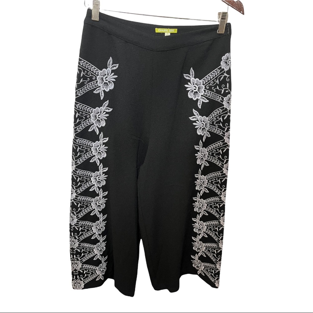 GIANNI BINI BLACK WIDE LEG CROP STYLE DRESS PANT WITH WHITE EMBROIDERY SZ MEDIUM